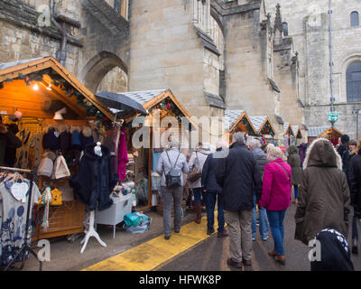 Käufer suchen den Weihnachtsmarkt in Winchester, Hampshire, England Stockfoto