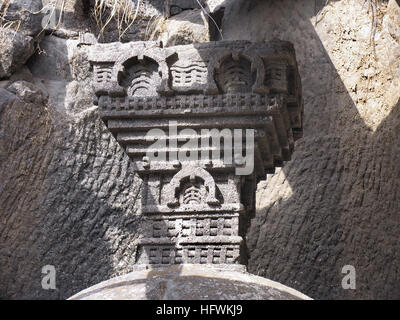 Votiv Stupa Detail genannt auch als Gedenkstätte Stupas auf dem Weg zur Höhle Nr. 20. ca. 150 v. Chr. Höhlen Bhaja, Dist. Pune, Maharashtra Stockfoto