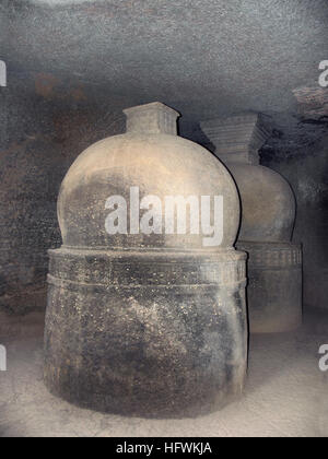 Votive Stupas genannt auch als Gedenkstätte Stupas auf dem Weg zur Höhle Nr. 20. ca. 150 v. Chr. Höhlen Bhaja, Dist. Pune, Maharashtra Stockfoto