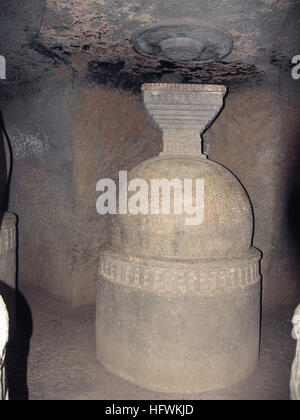 Votiv Stupa Detail genannt auch als Gedenkstätte Stupas auf dem Weg zur Höhle Nr. 20. ca. 150 v. Chr. Höhlen Bhaja, Dist. Pune, Maharashtra Stockfoto