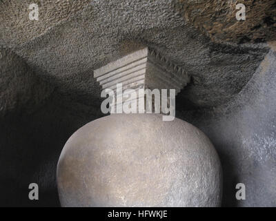 Votiv Stupa Detail genannt auch als Gedenkstätte Stupas auf dem Weg zur Höhle Nr. 20. ca. 150 v. Chr. Höhlen Bhaja, Dist. Pune, Maharashtra Stockfoto