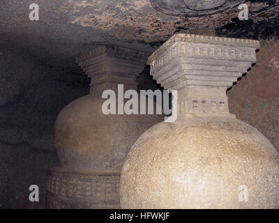 Votiv Stupa Detail genannt auch als Gedenkstätte Stupas auf dem Weg zur Höhle Nr. 20. ca. 150 v. Chr. Höhlen Bhaja, Dist. Pune, Maharashtra Stockfoto