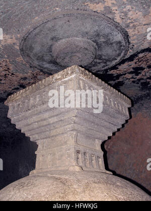 Votiv Stupa Detail genannt auch als Gedenkstätte Stupas auf dem Weg zur Höhle Nr. 20. ca. 150 v. Chr. Höhlen Bhaja, Dist. Pune, Maharashtra Stockfoto