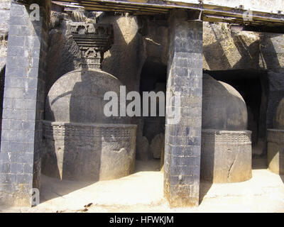 Votive Stupas genannt auch als Gedenkstätte Stupas auf dem Weg zur Höhle Nr. 20. ca. 150 v. Chr. Höhlen Bhaja, Dist. Pune, Maharashtra Stockfoto