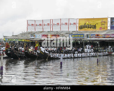 Vallamkali, das traditionelle Schlangenboot-Rennen, ist der Höhepunkt des Onam-Festivals. Punnamada See, Alappuzha, Kerala. August Bis September Stockfoto