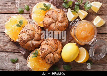 Süße Brötchen mit Marmelade und Butter Nahaufnahme Zitrone auf dem Tisch. horizontale Ansicht von oben Stockfoto