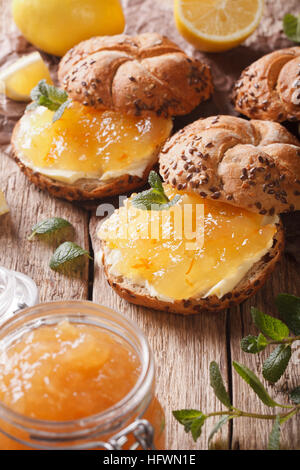 Süße Brötchen mit Zitrone Marmelade und Butter auf den Tisch-Makro. vertikale Stockfoto