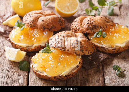 Süße Brötchen mit Marmelade und Butter Nahaufnahme Zitrone auf dem Tisch. Horizontale Stockfoto