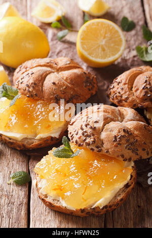 Süße Brötchen mit Marmelade und Butter Nahaufnahme Zitrone auf dem Tisch. vertikale Stockfoto