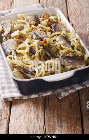 Pasta Con le Sarde.  Pasta mit Sardinen, Fenchel, Rosinen und Pinienkernen und Petersilie hautnah Stockfoto