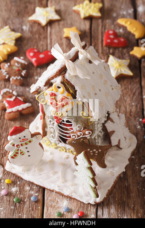 Schöne Weihnachten Lebkuchen Haus und Cookie Nahaufnahmen auf dem Tisch. vertikale Stockfoto