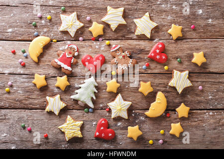 Schönen Lebkuchen Weihnachten: Mann, Mond, Sterne, Baum auf einem hölzernen Hintergrund. horizontale Ansicht von oben Stockfoto