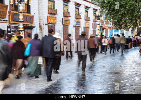 Lhasa, Tibet - die Ansicht vieler Pilger am Jokhang Temple Square in der Tageszeit. Stockfoto