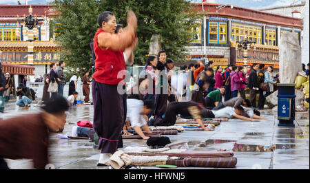 Lhasa, Tibet - die Ansicht vieler Pilger am Jokhang Temple Square in der Tageszeit. Stockfoto