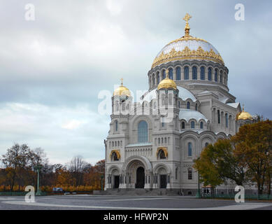 Die Marine-Kathedrale des Heiligen Nikolaus in Kronstadt, St. Petersburg im Herbst nach der Restaurierung. Es ist die Russisch-orthodoxe Kathedrale. Architekt Vasi Stockfoto