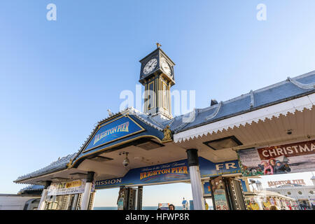 Eingang zu den viktorianischen Pier von Brighton Palace an einem sonnigen Wintertag im November mit blauem Himmel Stockfoto