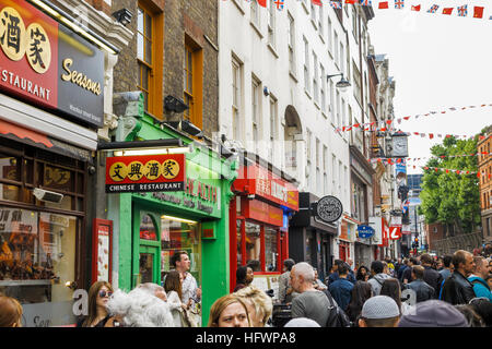 Belebte Straßenszene in Wardour Street, Chinatown, West End (Westminster), London, UK Stockfoto