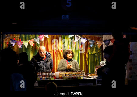 Stall auf dem Wintermarkt am Weihnachten Glow Event im Dezember im RHS Wisley, Surrey, UK Stockfoto