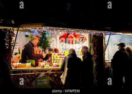 Stall auf dem Wintermarkt am Weihnachten Glow Event im Dezember im RHS Wisley, Surrey, UK Stockfoto