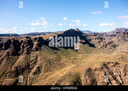 Blick vom Macizo de Amurga mit Blick auf den Barranco de Fataga, einer der vulkanischen Berge auf Gran Canaria. Stockfoto