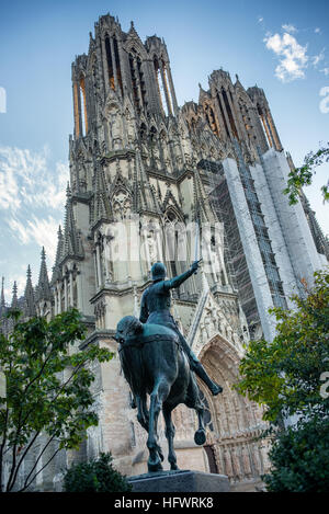 Joan of Arc mit Schwert und die Kathedrale von Reims, Frankreich Stockfoto