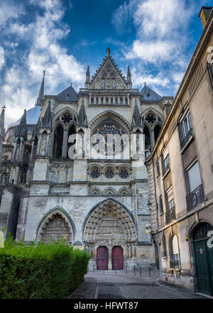 Seitlicher Eingang der historischen Kathedrale von Reims, Frankreich Stockfoto