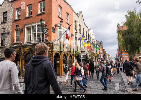 Gepflasterten Straßen und der Quays Pub in Temple Bar Gegend von Dublin, Irland Stockfoto