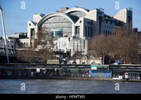 Charing Cross Station und Embankment Pier im Vordergrund, gesehen von der Southbank auf der Themse. Stockfoto