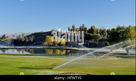 Auf einem Golfplatz Bewässerung Sprinkler Stockfoto