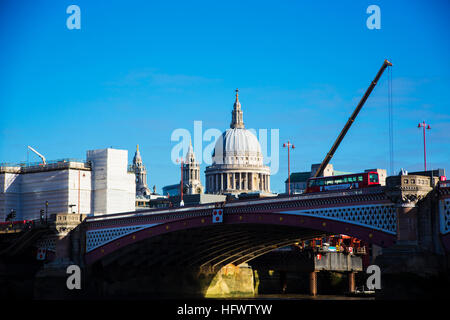 Blackfriars Bridge und St. Pauls Cathedral im Hintergrund. Stockfoto