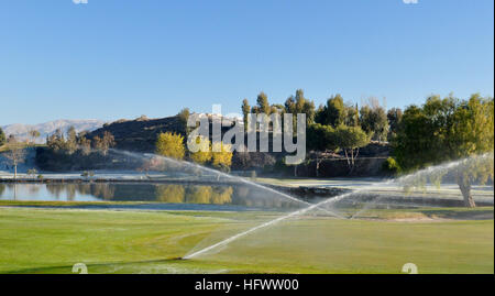 Auf einem Golfplatz Bewässerung Sprinkler Stockfoto