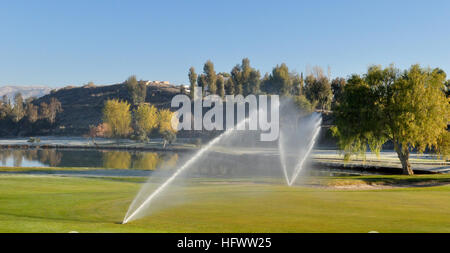 Auf einem Golfplatz Bewässerung Sprinkler Stockfoto