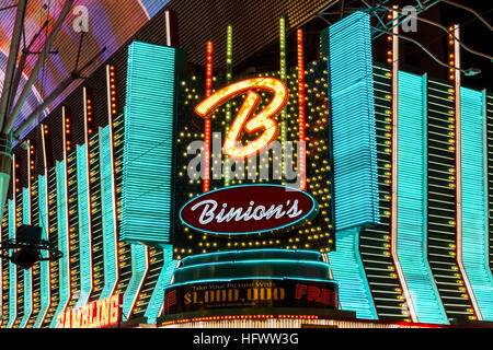 Las Vegas - ca. Dezember 2016: Binions Spielhalle und Hotel Neon-Schilder. Binion es ist ein Casino auf der Fremont Street II Stockfoto