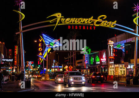 Las Vegas - ca. Dezember 2016: Fremont Street East District Schild mit Neon-Martini-Glas ich Stockfoto