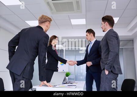 Handshake Geschäftsleute. Eine Gruppe von Geschäftsleuten am Schalter in mo Stockfoto