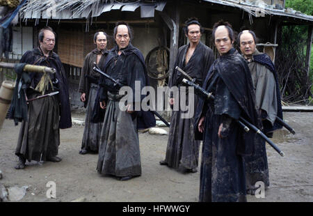 13 Assassins ist ein japanischer Samuraifilm 2010 (Historiendrama) Film unter der Regie von Takashi Miike. Das Drehbuch wurde von Daisuke Tengan geschrieben. Der Film ist ein Remake des Eiichi Kudos 1963 schwarz-weiß-japanische Film des gleichen Namens.  Dieses Foto ist nur zu redaktionellen Zwecken und unterliegen dem Copyright von der Filmgesellschaft und/oder der Fotograf von dem Film oder der Firma zugeordnet und kann nur durch Veröffentlichungen im Zusammenhang mit der Förderung der oben genannten Film reproduziert werden. Eine obligatorische Gutschrift auf die Filmgesellschaft ist erforderlich. Der Fotograf sollte auch angerechnet werden, wenn bekannt. Stockfoto