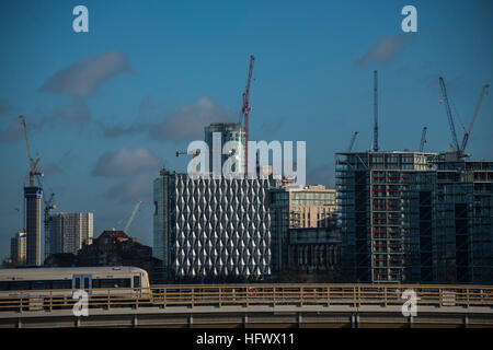 Die neue US-Botschaft nimmt Gestalt an die Nine Elms Flussufer neben anderen Entwicklungen, einschließlich des Gebiets rund um Battersea Power Station. Stockfoto