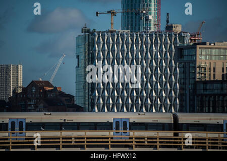 Die neue US-Botschaft nimmt Gestalt an die Nine Elms Flussufer neben anderen Entwicklungen, einschließlich des Gebiets rund um Battersea Power Station. Stockfoto