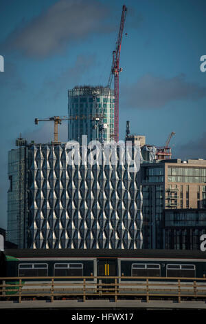 Die neue US-Botschaft nimmt Gestalt an die Nine Elms Flussufer neben anderen Entwicklungen, einschließlich des Gebiets rund um Battersea Power Station. Stockfoto