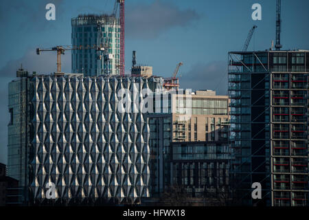 Die neue US-Botschaft nimmt Gestalt an die Nine Elms Flussufer neben anderen Entwicklungen, einschließlich des Gebiets rund um Battersea Power Station. Stockfoto