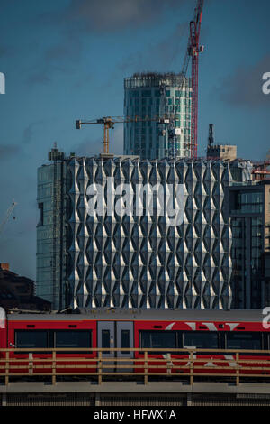 Die neue US-Botschaft nimmt Gestalt an die Nine Elms Flussufer neben anderen Entwicklungen, einschließlich des Gebiets rund um Battersea Power Station. Stockfoto