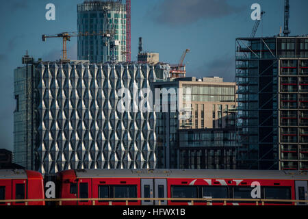 Die neue US-Botschaft nimmt Gestalt an die Nine Elms Flussufer neben anderen Entwicklungen, einschließlich des Gebiets rund um Battersea Power Station. Stockfoto