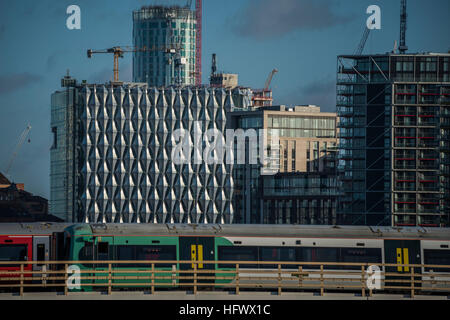 Die neue US-Botschaft nimmt Gestalt an die Nine Elms Flussufer neben anderen Entwicklungen, einschließlich des Gebiets rund um Battersea Power Station. Stockfoto