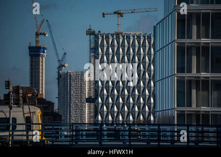 Die neue US-Botschaft nimmt Gestalt an die Nine Elms Flussufer neben anderen Entwicklungen, einschließlich des Gebiets rund um Battersea Power Station. Stockfoto