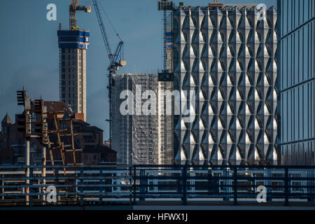 Die neue US-Botschaft nimmt Gestalt an die Nine Elms Flussufer neben anderen Entwicklungen, einschließlich des Gebiets rund um Battersea Power Station. Stockfoto