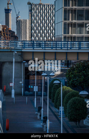 Die neue US-Botschaft nimmt Gestalt an die Nine Elms Flussufer neben anderen Entwicklungen, einschließlich des Gebiets rund um Battersea Power Station. Stockfoto