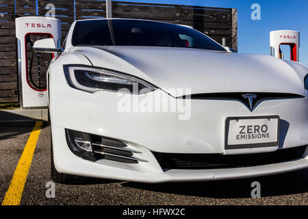 Lafayette - ca. Dezember 2016: Tesla Kompressor-Station. Der Kompressor bietet Aufladen von Elektrofahrzeugen Modell S und Modell X XI Stockfoto