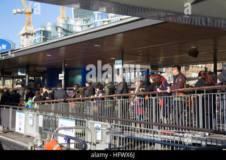 Menschen warten auf eine Bootstour auf der Themse in London an Bord. Stockfoto