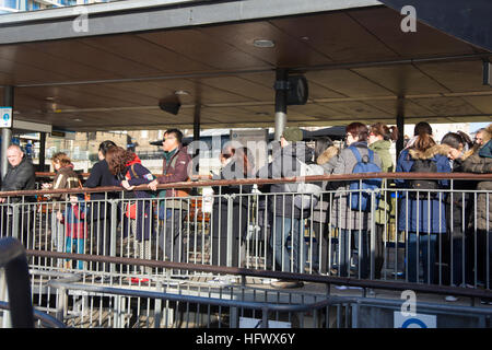 Menschen warten auf eine Bootstour auf der Themse in London an Bord. Stockfoto