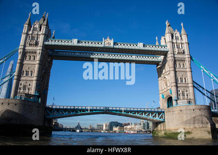 Tower Bridge von der Themse aus gesehen Stockfoto